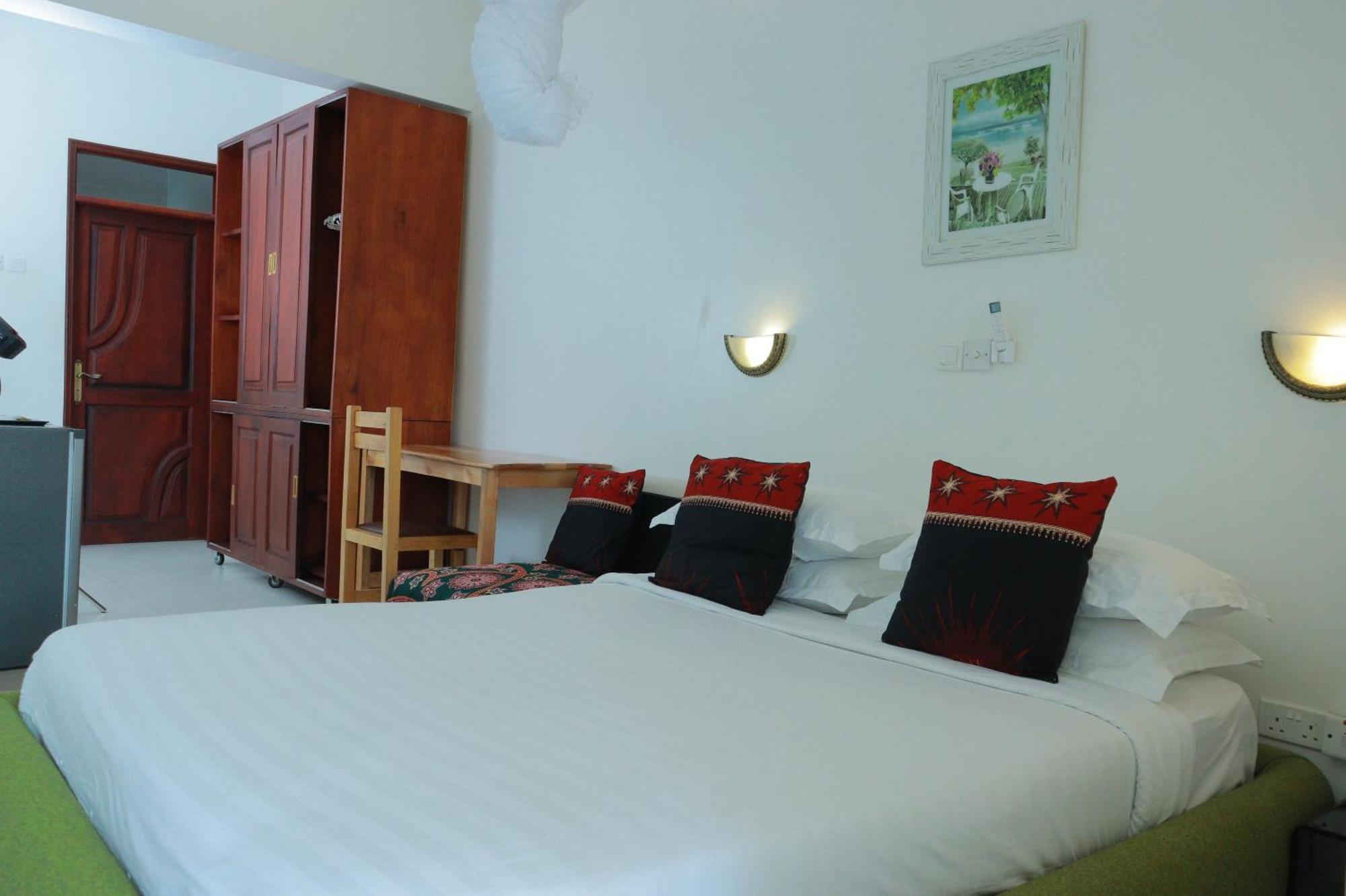 Mowicribs Hotel And Spa Энтеббе Экстерьер фото